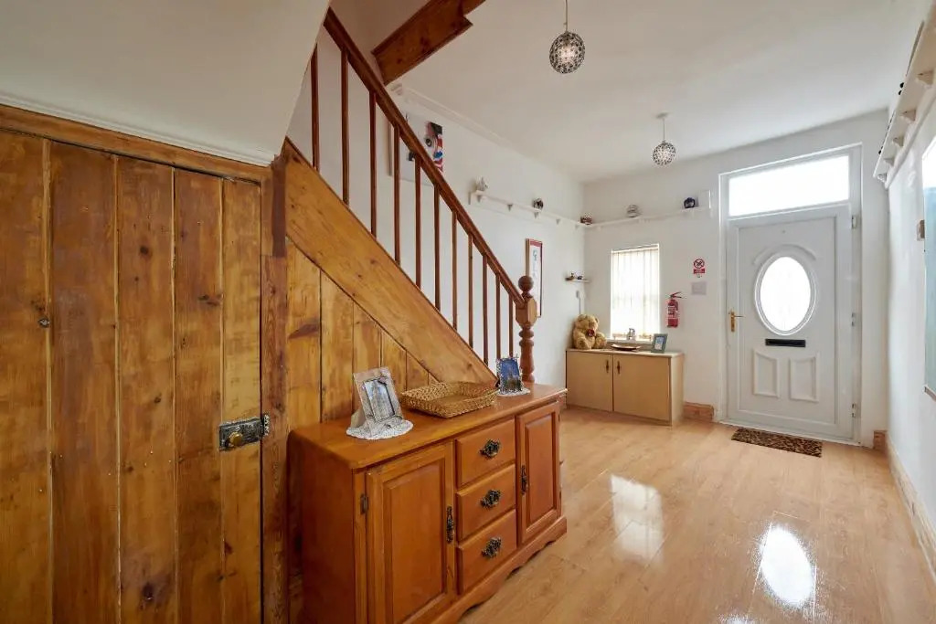 Keep the works team together, Whole 4 Bed House for same price as a city centre room, 4 or 7 Night Bargain, Walton, Liverpool, Sleeps 4 to 9