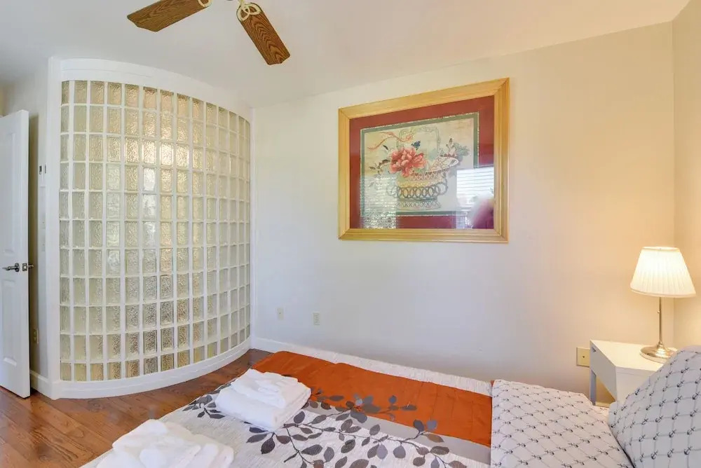 Shop, Dine, Explore Commercial St! Coastal Retreat