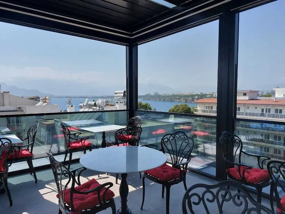 İn The Middle Hotel
