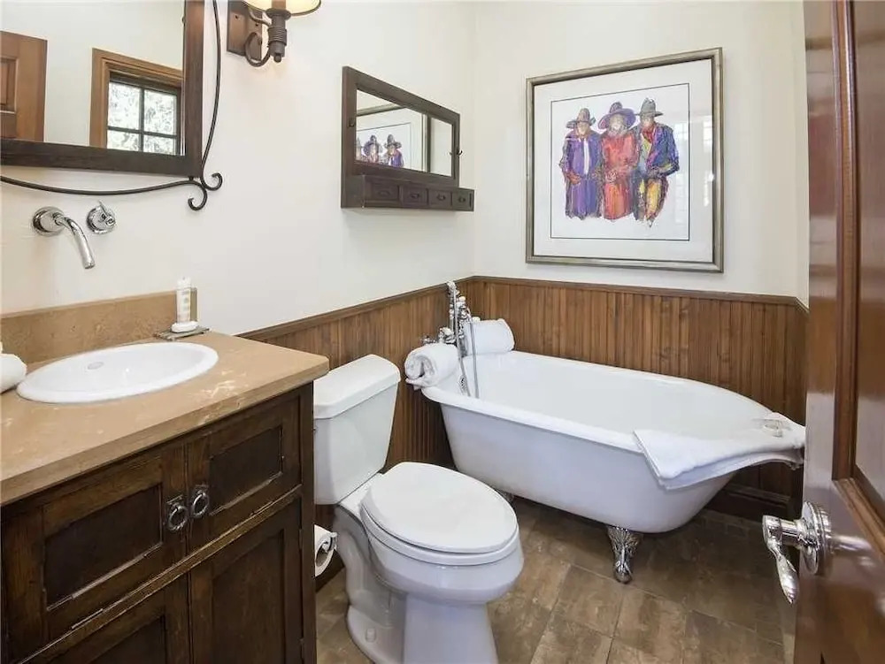 Holden Road Residence 5 Bedrooms 6 Bathrooms Condo