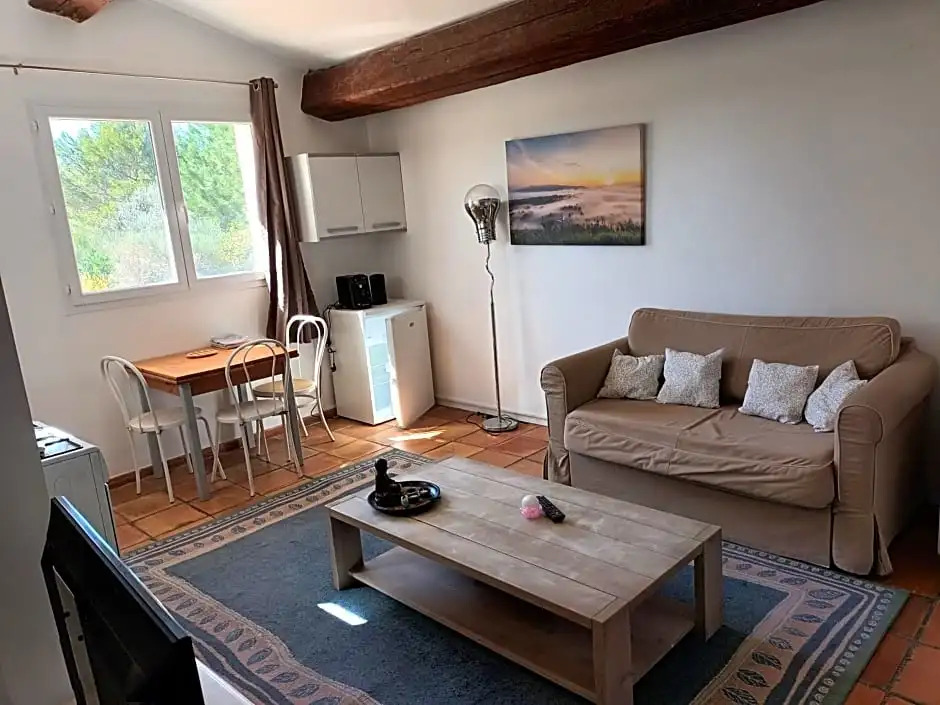 Chambre basilic 2p, 2 nuits max, dans petit chalet 6km du festival de piano de la roque danthéron