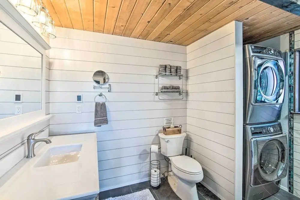 Alpine Retreat w/ Hot Tub & Mountain Views!