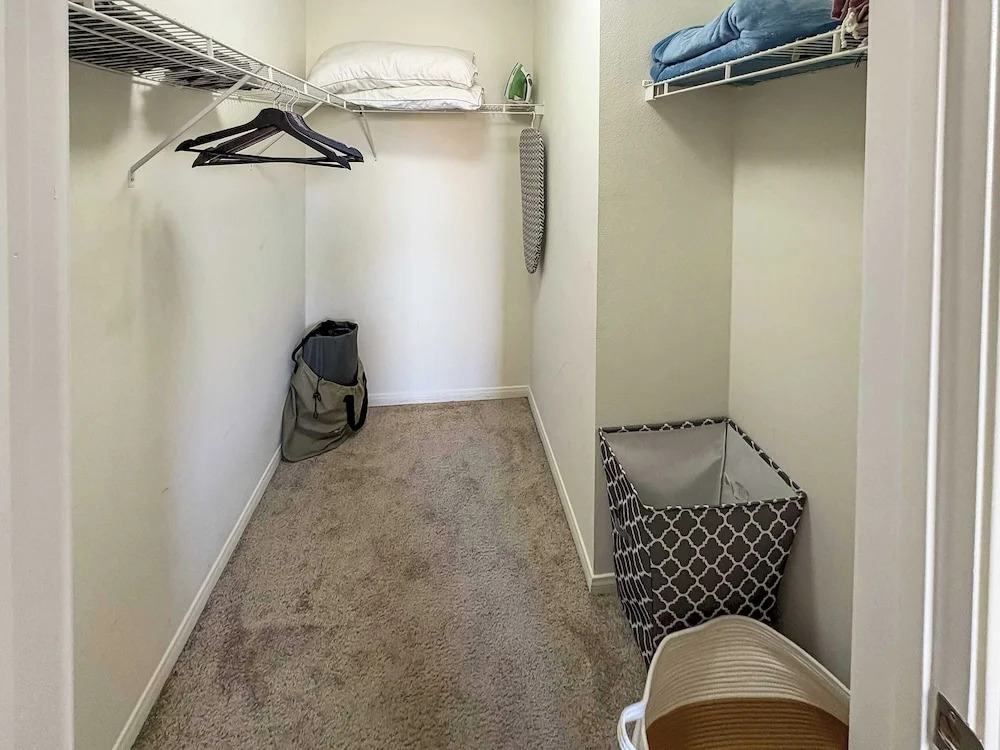 Charming 2BR Retreat Pool Gym 10min to Disneyland