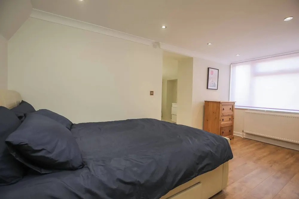 Charming Central Kingston Flat by the River