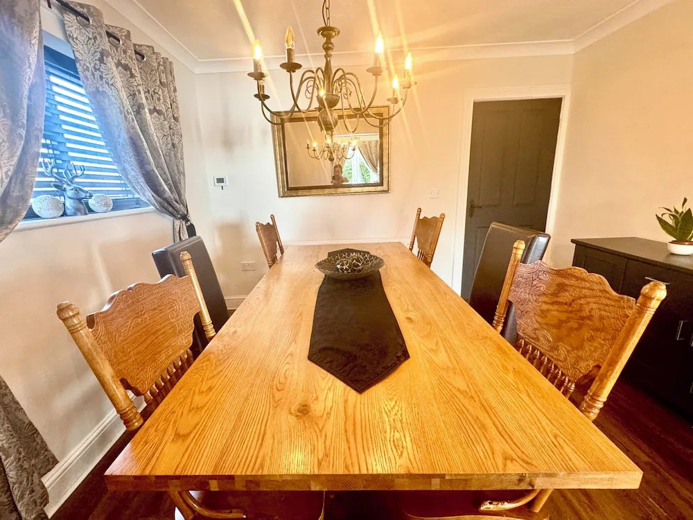 Peveril House, Spacious Eco-friendly Holiday Home