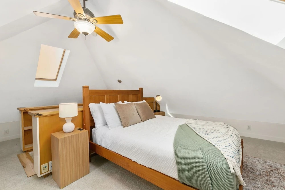 Chic Luxury Retreat in Old Town Walk Everywhere!