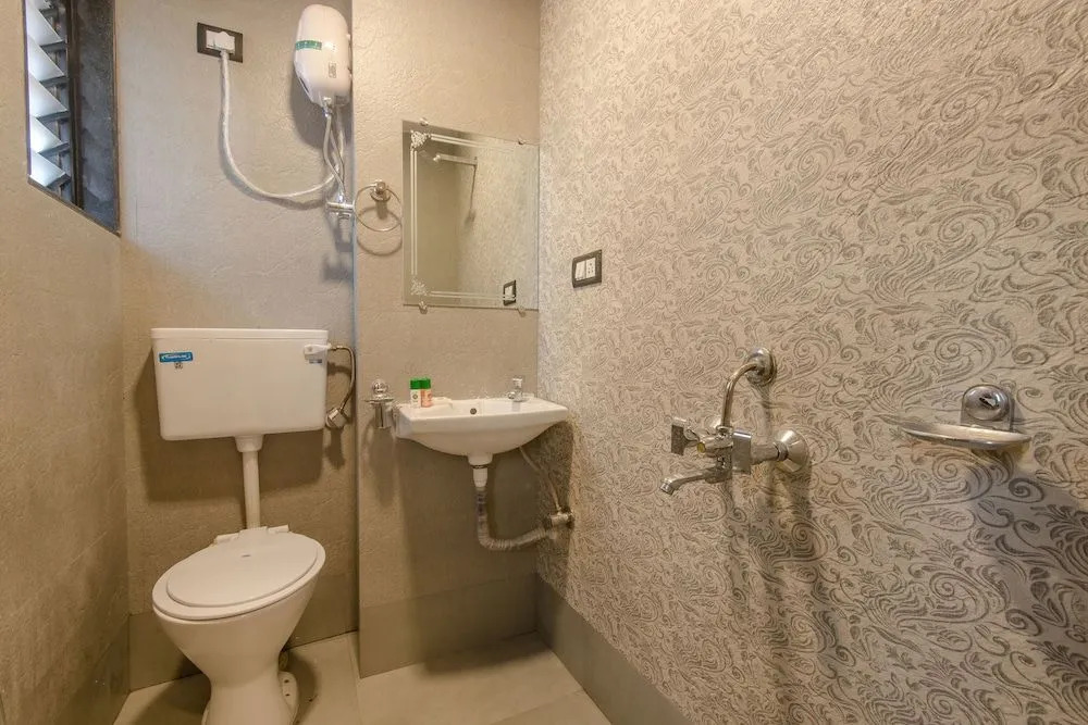 OYO 9748 Hotel Girgaon Palace