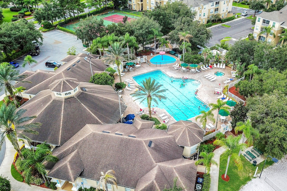 Resort Condo With Pools, hot Tub, Game Room, Tennis, Gym, Balcony, AC, & W/D