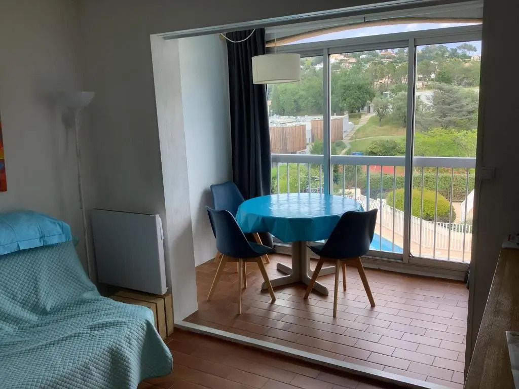 Au calme dans hameau fleuri joli Studio 3 pers piscine parking wi-fi
