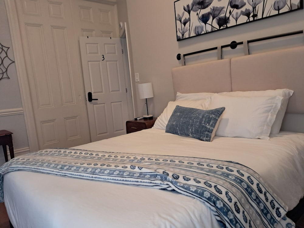Gorgeous 3 Bedroom In Downtown