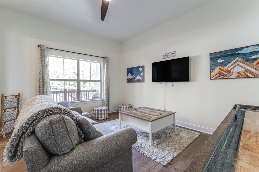 Lake Lure Getaway w/ Hot Tub & Fire Pit!