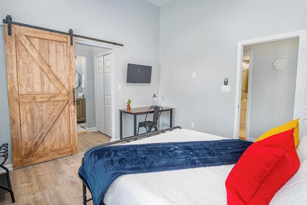 Seize the Moment! 4br/3ba Gem w/ Downtown Views!