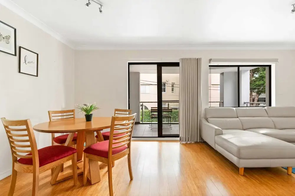 Lovely 2-bed With Balcony