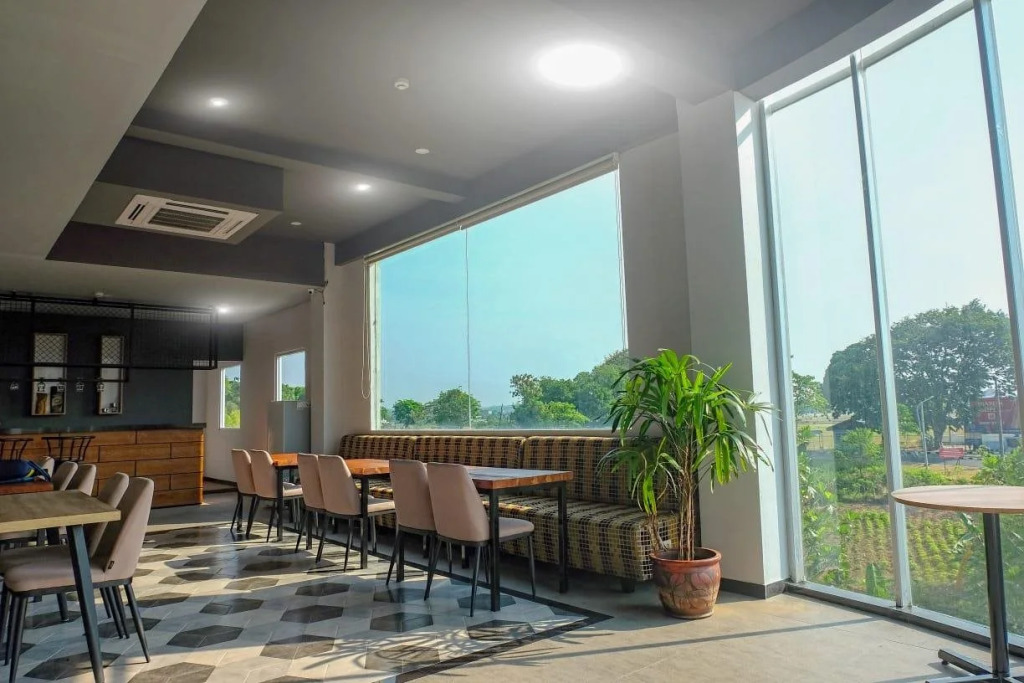 Front One Hotel Airport Solo