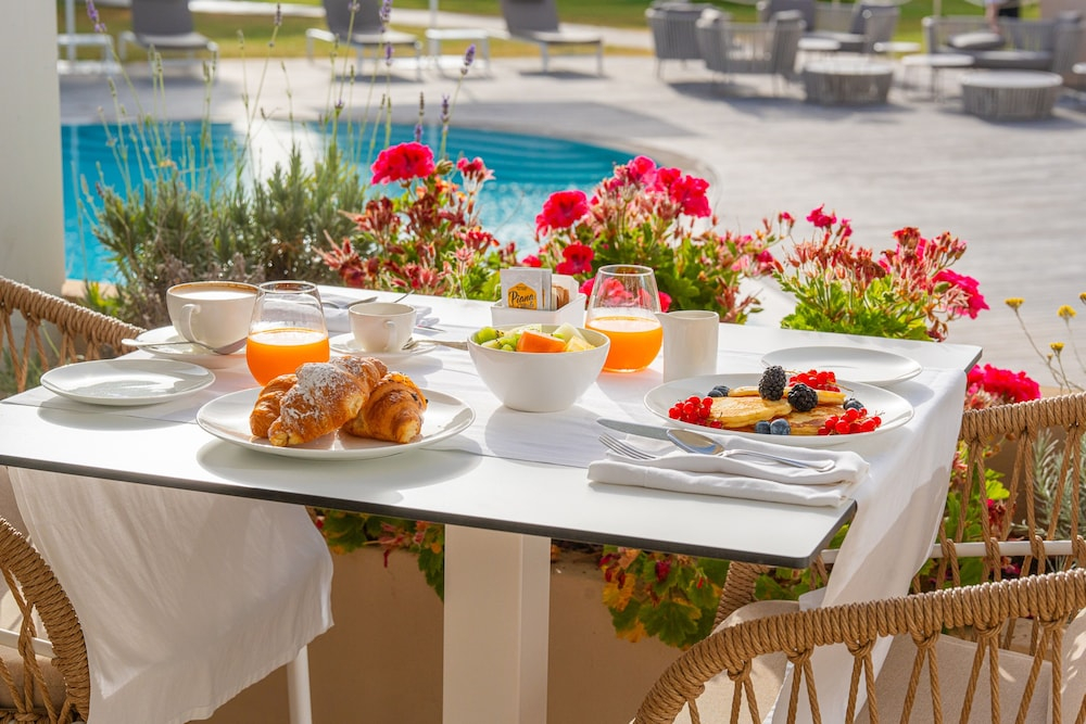 Hotel with swimming pool in Conca Verde just 100 mt from the sea