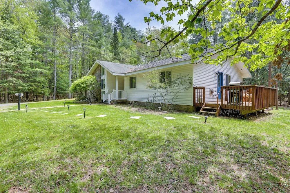 Cozy Swan Lake Apt w/ Grill + Private Yard