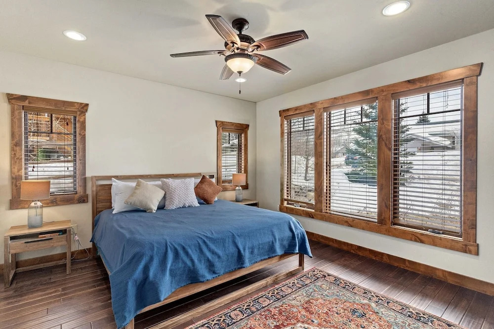 Cherry Drive 4 Bedroom Home by RedAwning