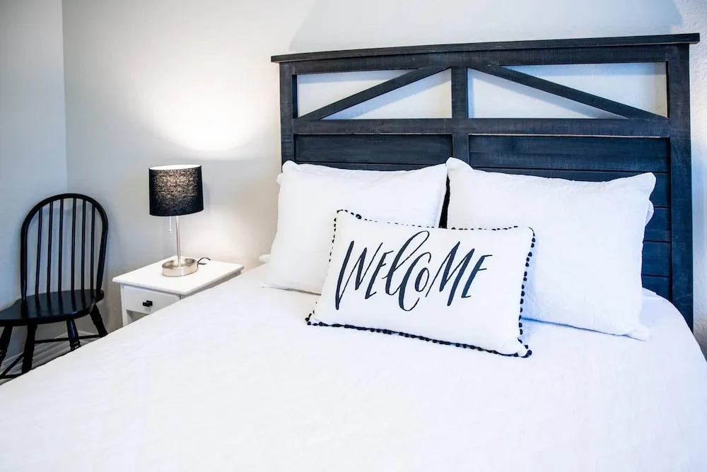 Modern Farmhouse - 2 Blocks to Downtown Square!