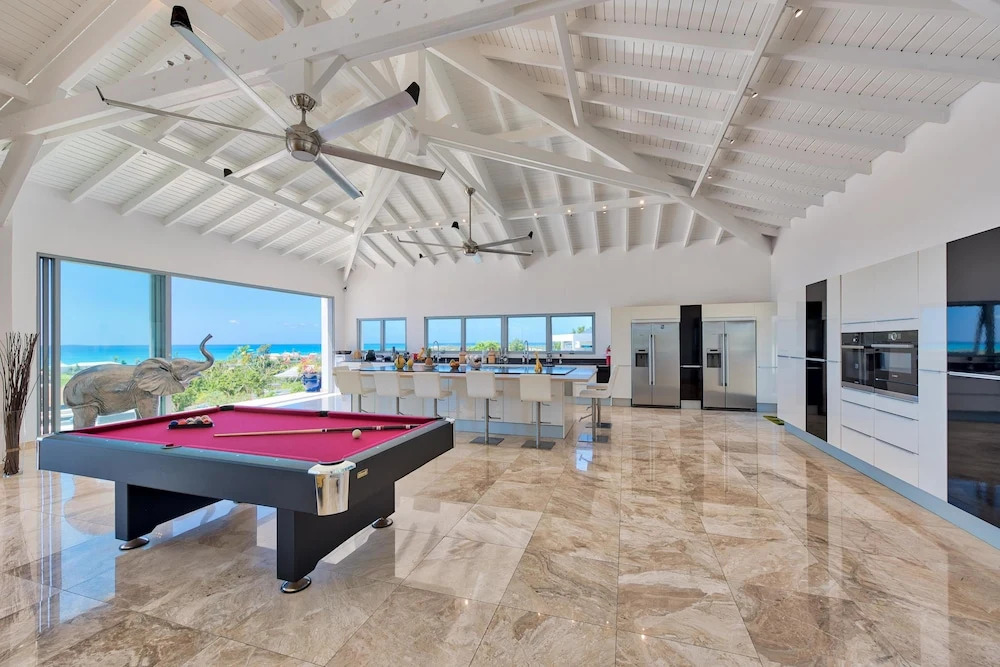Swanky Caribbean Estate, Ocean Views, Heated Pool, AC, Free Wifi, Ping Pong, Pool Table