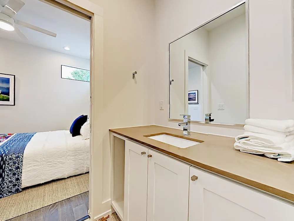 New 3br Near Dining & Entertainment 3 Bedroom Duplex