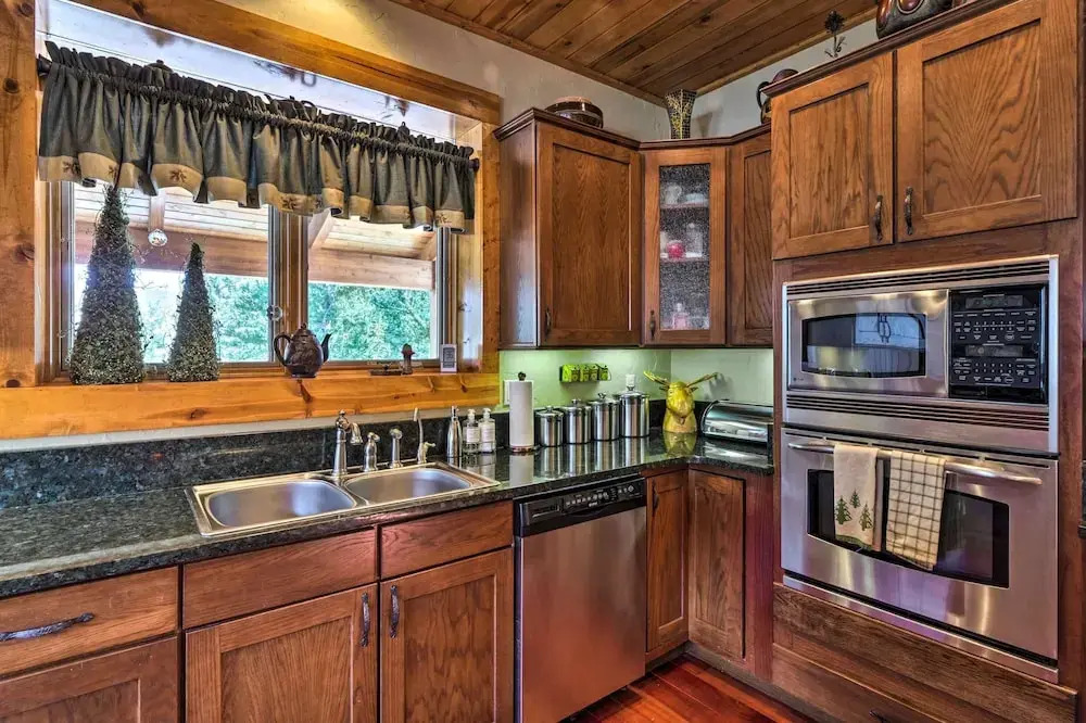 Luxury , Views, Hot Tub & Chef Kitchen 4 Bedroom Home by RedAwning