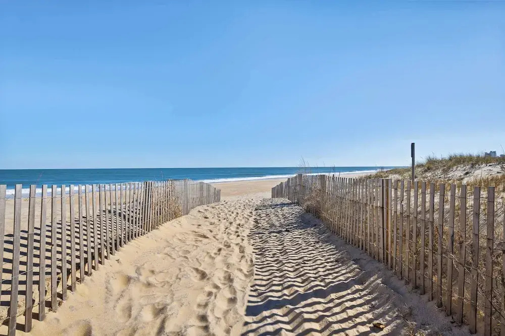 Mariner 1 3M Oceanfront 2BR Condo, Balcony Views & Modern Comfort