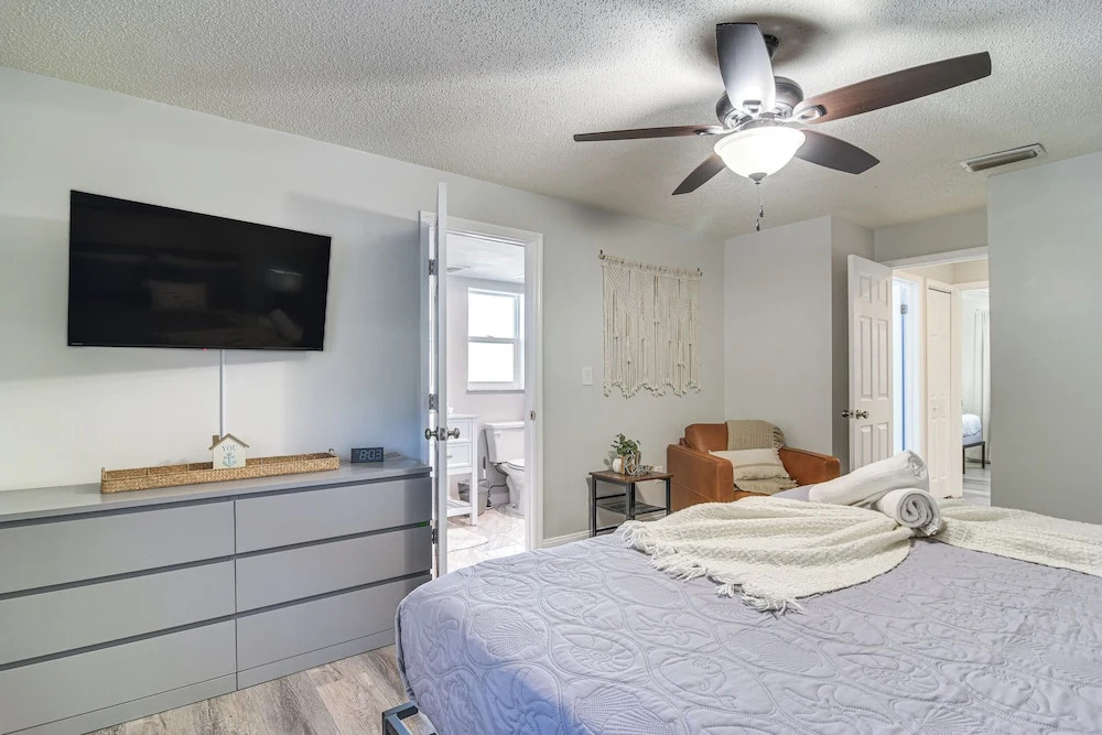 Largo Oasis w/ Pool & Grill: 6 Mi to Beach!