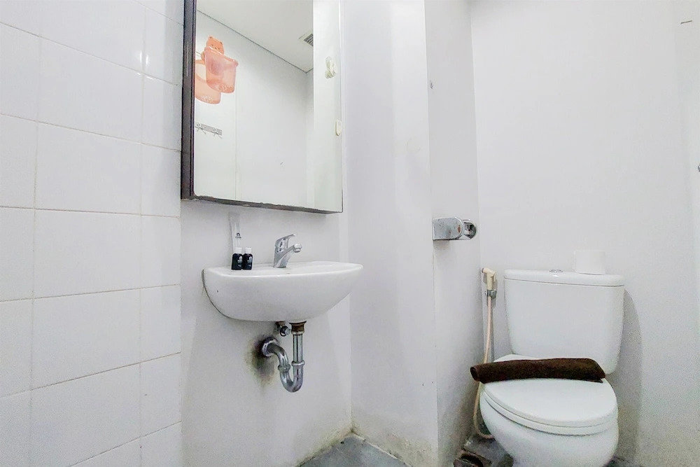 Minimalist And Warm Studio Room (No Kitchen) Kubikahomy Apartment