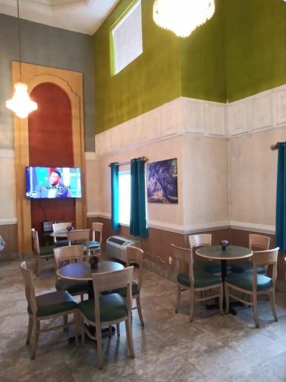 Deluxe Inn & Suites