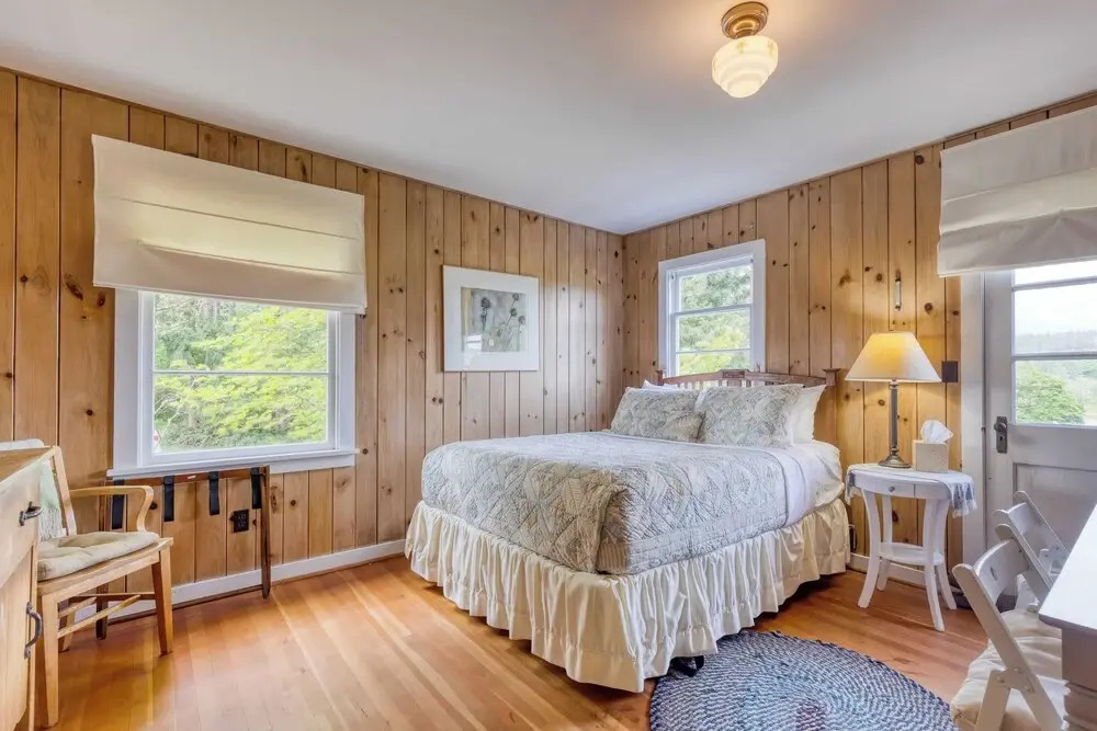 Maxwelton Aerie Bluffside Retreat w/ Sweeping Puget Sound Views + Firepit