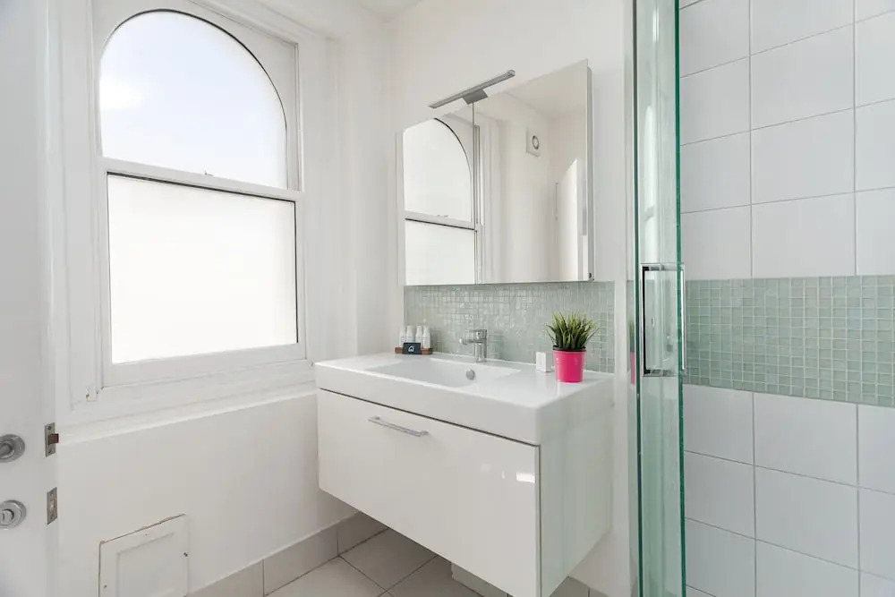 Bright and Modern Shepherd's Bush Gem - ROS