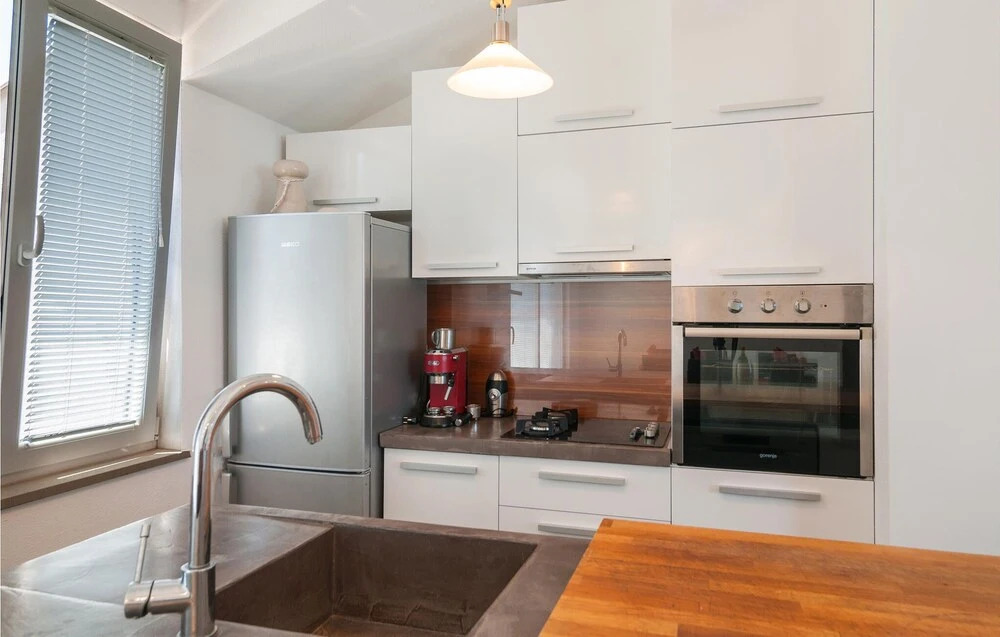 Beautiful Apartment in Sutivan With Wifi and 3 Bedrooms