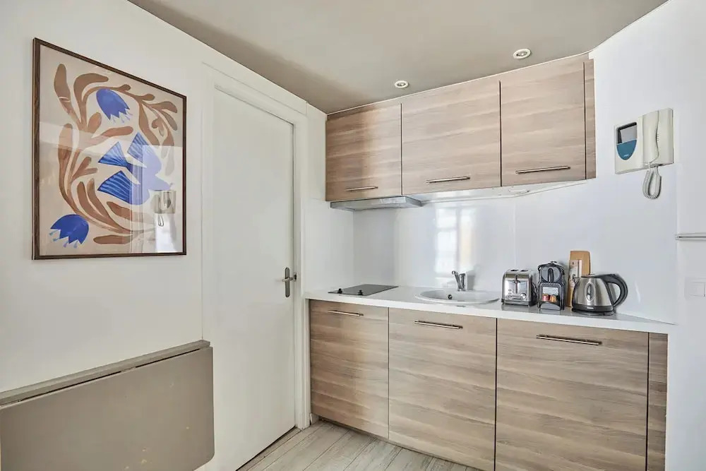 22 m2 Studio Located on the 6th Floor With Elevator: - 1 Bedroom With 140 cm Double bed - Television, Wifi - Equipped Kitchen - 1 Bathroom With Shower and 1 Toilet The Cleaning fee Includes