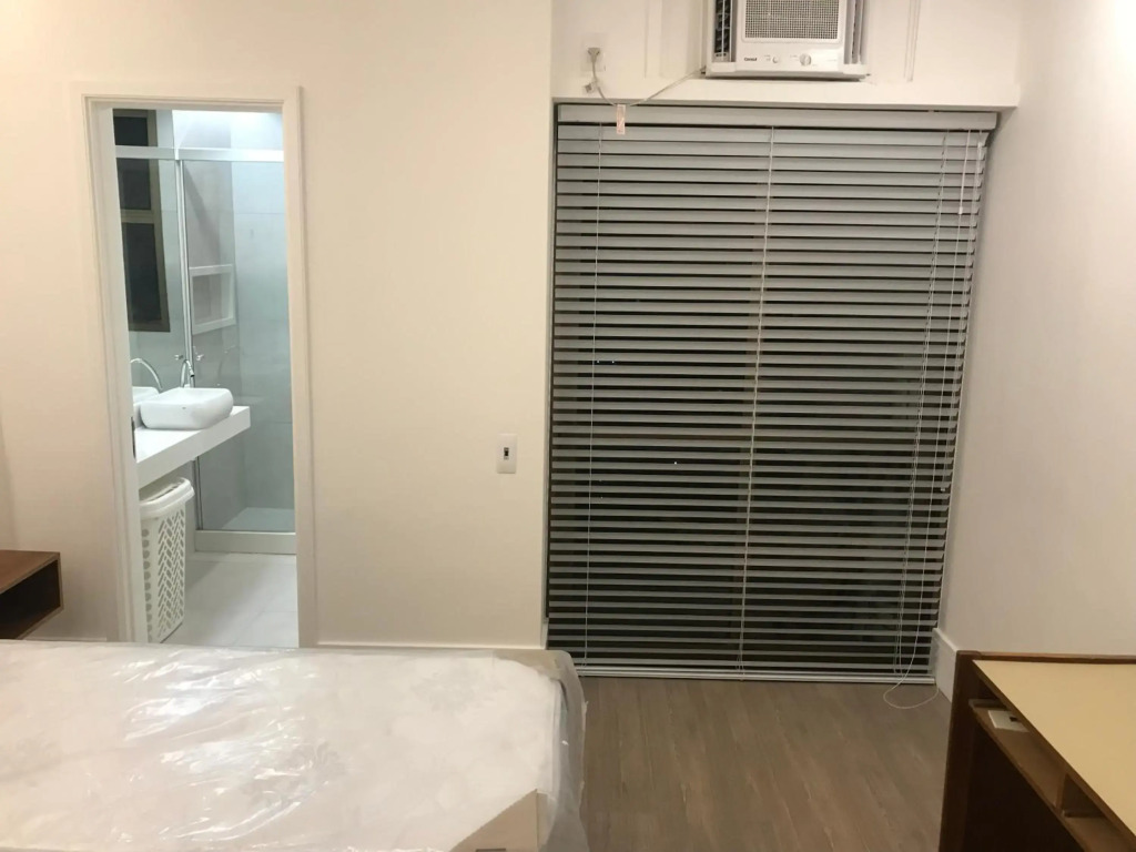 Flat com 65 metros; sala; duas suítes; cozinha Recém-reformado