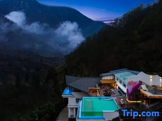 Hailuogou Luanxi Hidden Mountain Snow Mountain Scenic Hot Spring Resort Hote