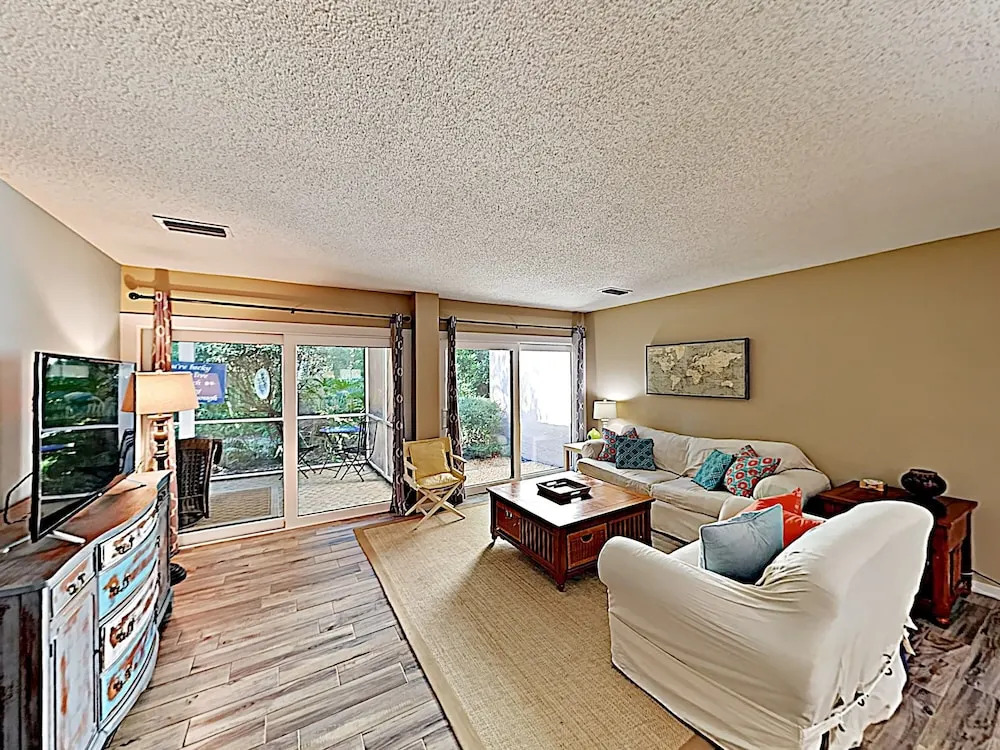New Listing! Wooded Sanctuary On Golf Course W/pool 2 Bedroom Condo