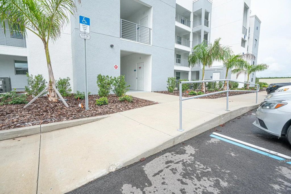 Only 5 Miles from Disney! Free Water Park! 2 Bed, 2 Bath Condo, Sleeps 8