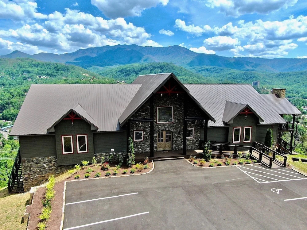 Greystone Pointe Lodge 15 Bedroom Residence by Redawning