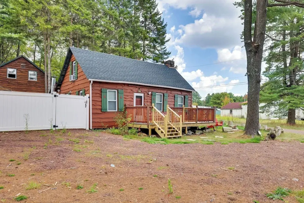 Easy Interstate Access: Original Poconos Log Cabin