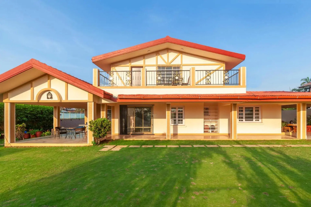 StayVistas V Square - Enjoy a pool and indoor games for a leisurely stay
