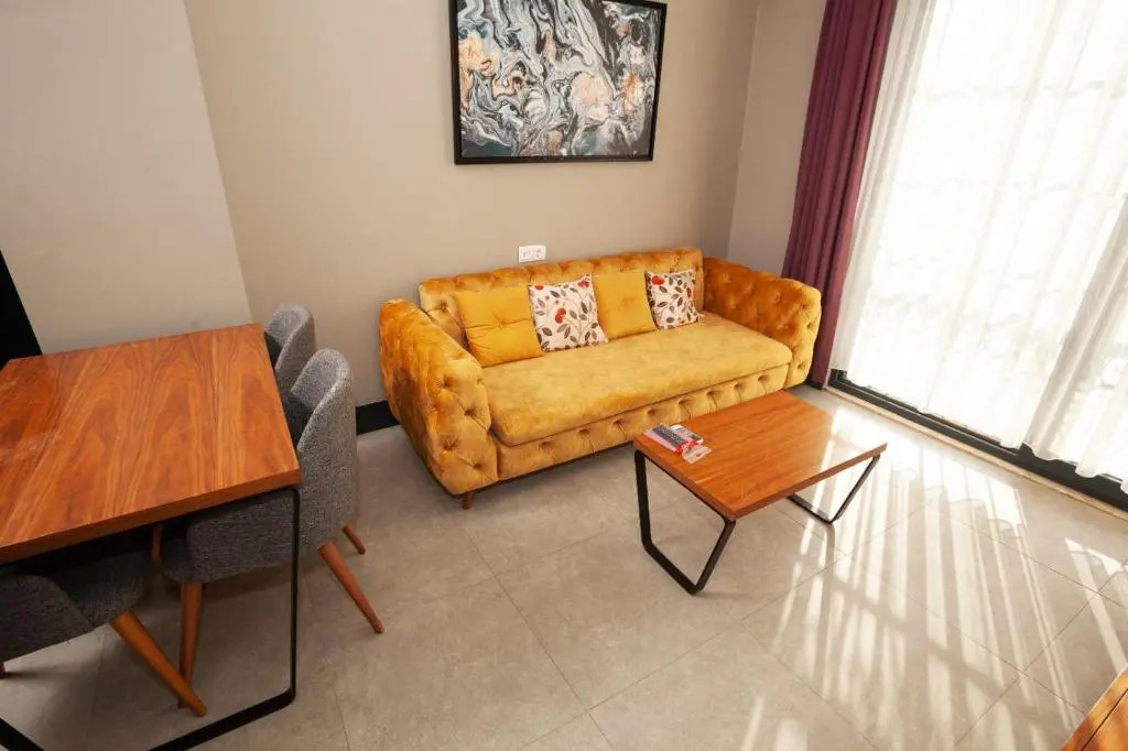 1 Room, Luxury shared pool apartment