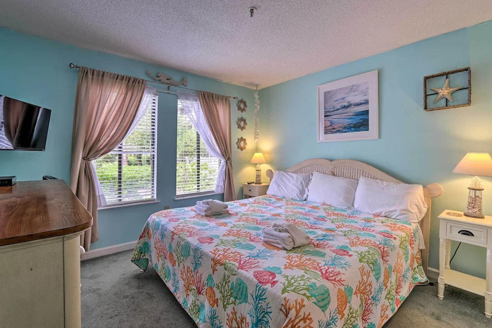 Beach + Pool Access: Colorful Hilton Head Condo!