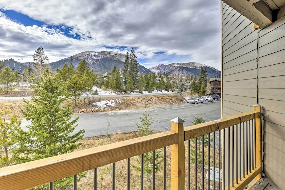 Ski & Hike: Mtn-view Condo in Silverthorne!
