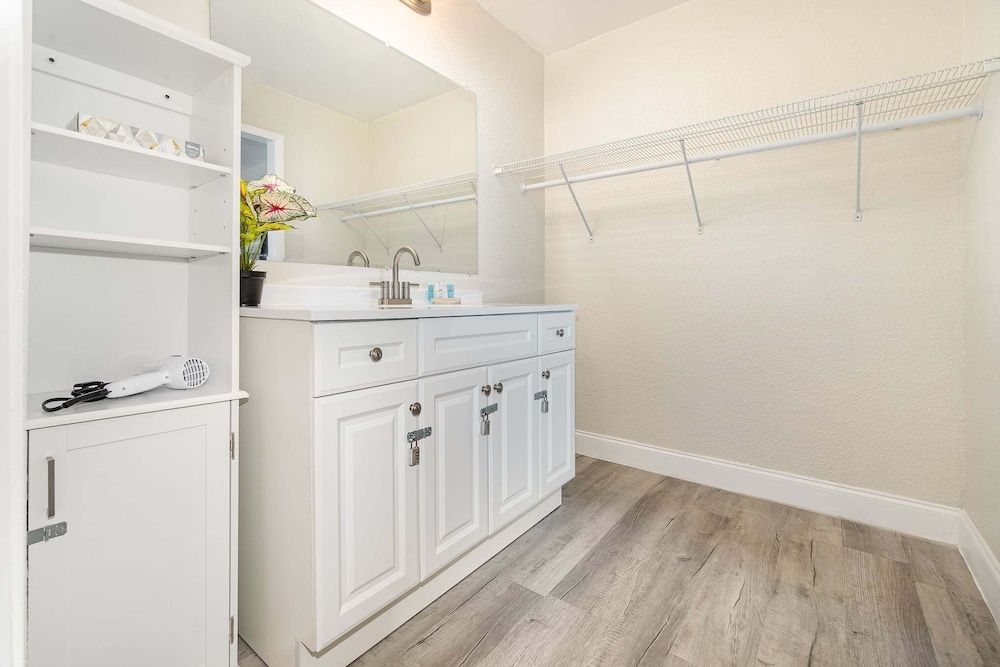 2050 E Irlo Bronson, 1bed
