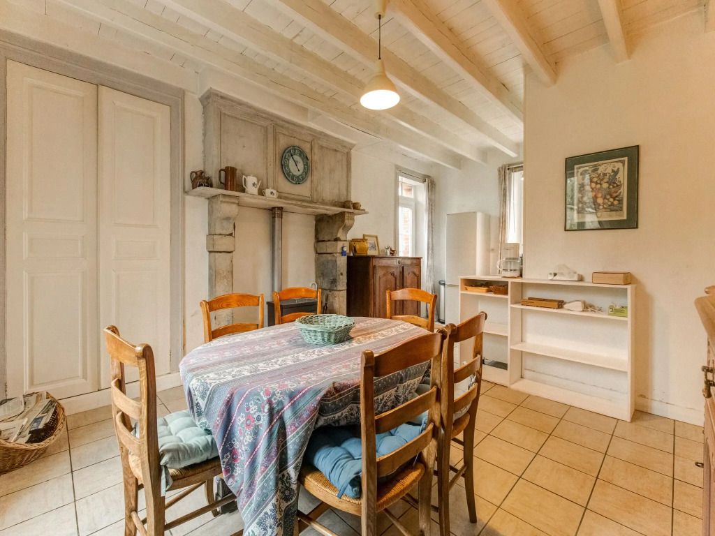 Pretty Holiday Home in Golleville with Private Garden
