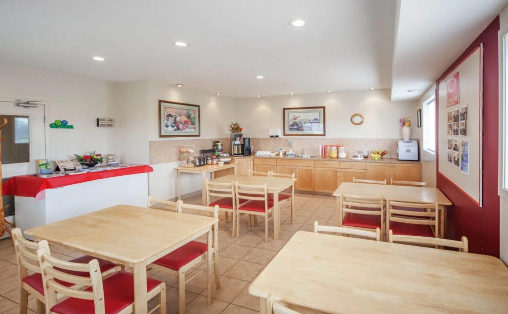 Econo Lodge Inn & Suites