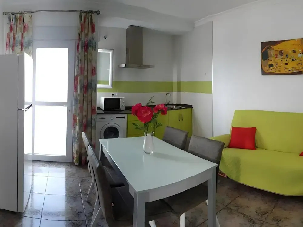 Apartamento con terraza cerca a la playa