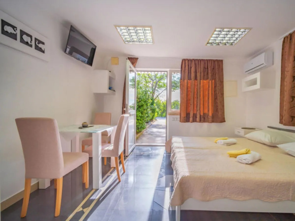 Apartment Šegulja St.Georges-de-Montclard 37370