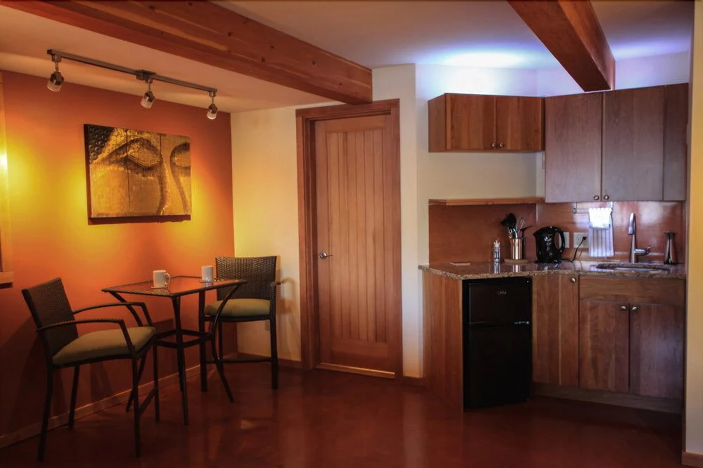 Salmonberry Inn