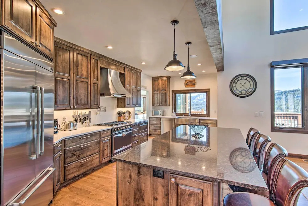 Spacious Big Sky Home w/ Hot Tub & Grill